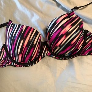VS Pink 32 DD “lightly lined” w/ underwire bra